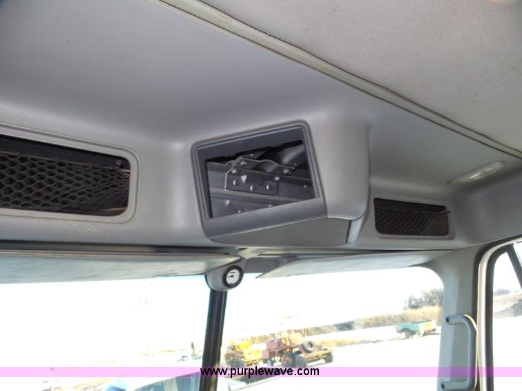 image for item J8798 2005 Freightliner Columbia semi truck