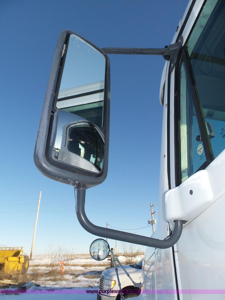 image for item J8798 2005 Freightliner Columbia semi truck