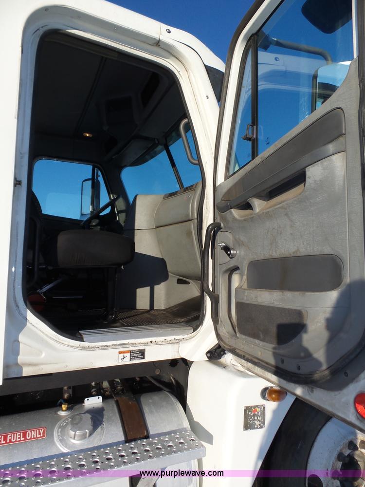 image for item J8798 2005 Freightliner Columbia semi truck