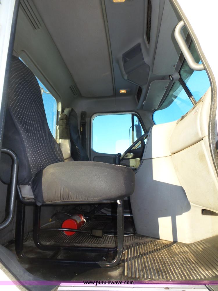 image for item J8798 2005 Freightliner Columbia semi truck