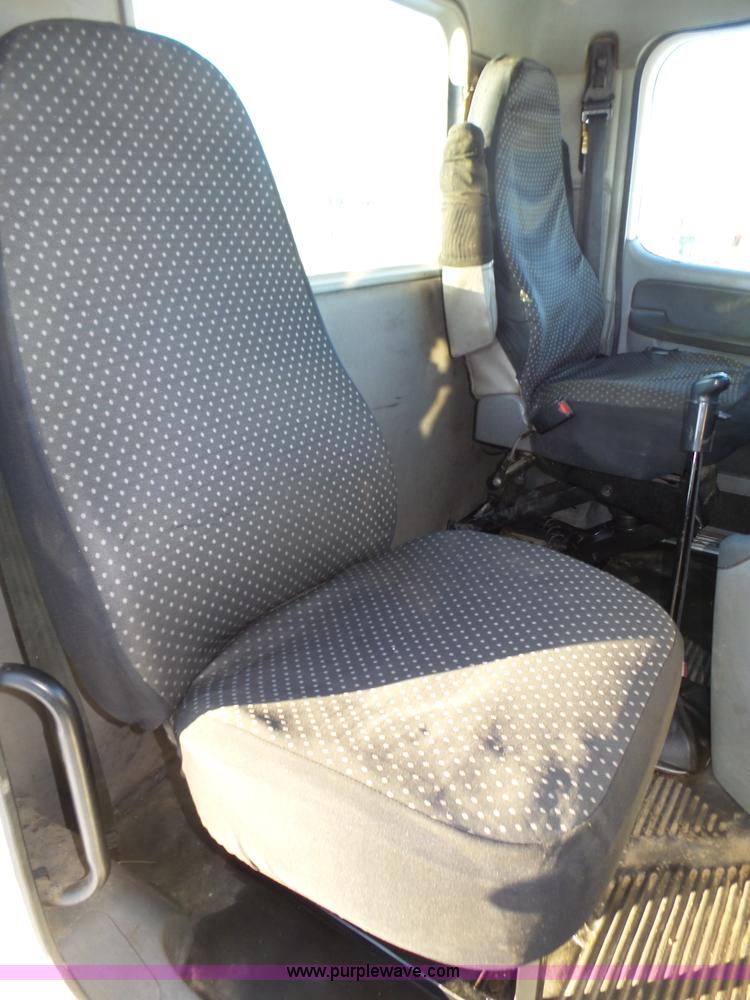 image for item J8798 2005 Freightliner Columbia semi truck