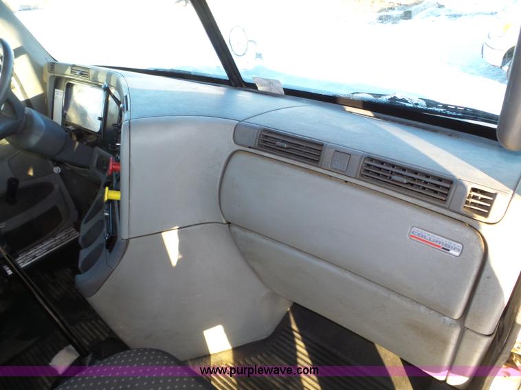 image for item J8798 2005 Freightliner Columbia semi truck