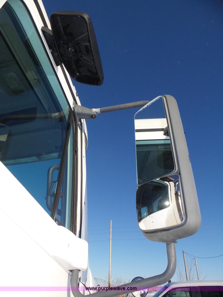 image for item J8798 2005 Freightliner Columbia semi truck