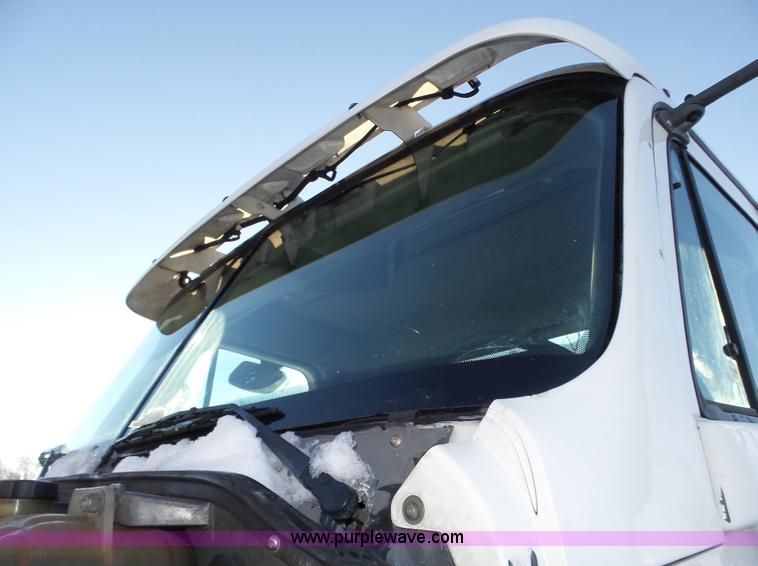 image for item J8798 2005 Freightliner Columbia semi truck