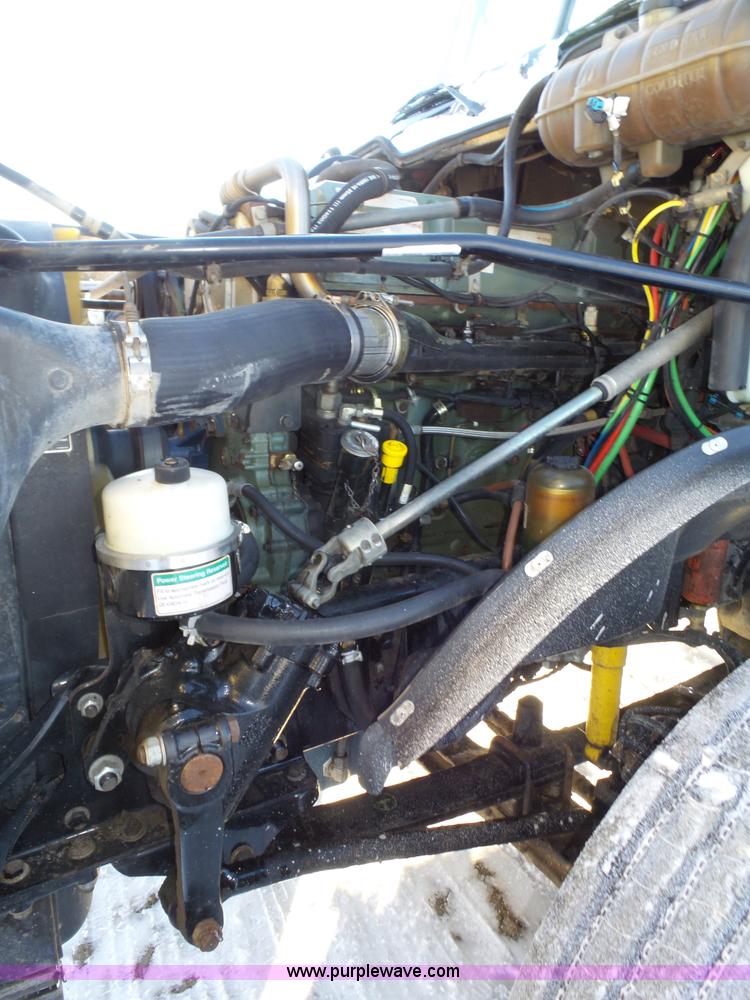 image for item J8798 2005 Freightliner Columbia semi truck