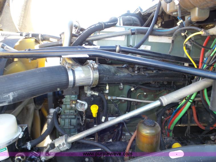 image for item J8798 2005 Freightliner Columbia semi truck