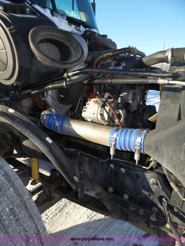 image for item J8798 2005 Freightliner Columbia semi truck