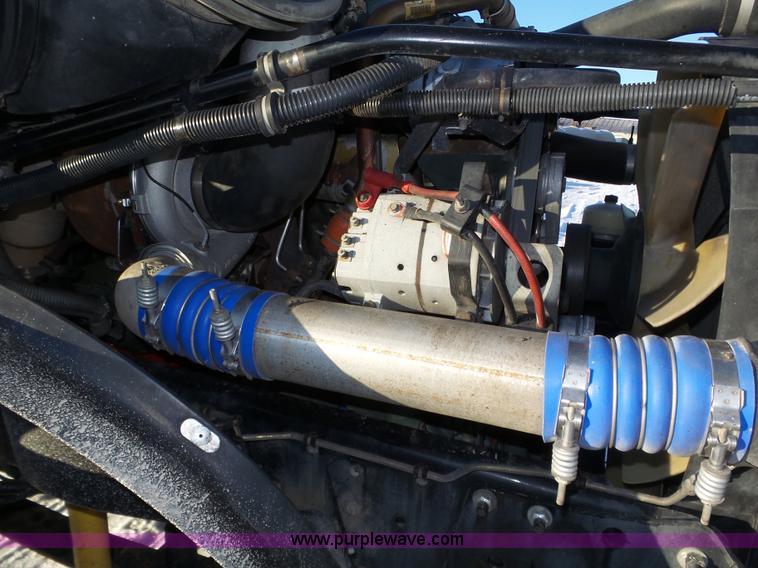 image for item J8798 2005 Freightliner Columbia semi truck