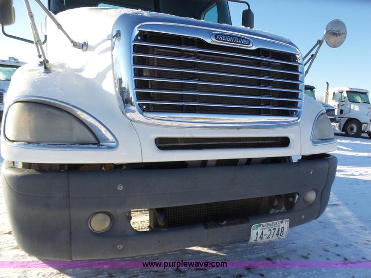 image for item J8798 2005 Freightliner Columbia semi truck