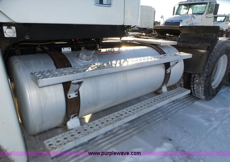 image for item J8798 2005 Freightliner Columbia semi truck