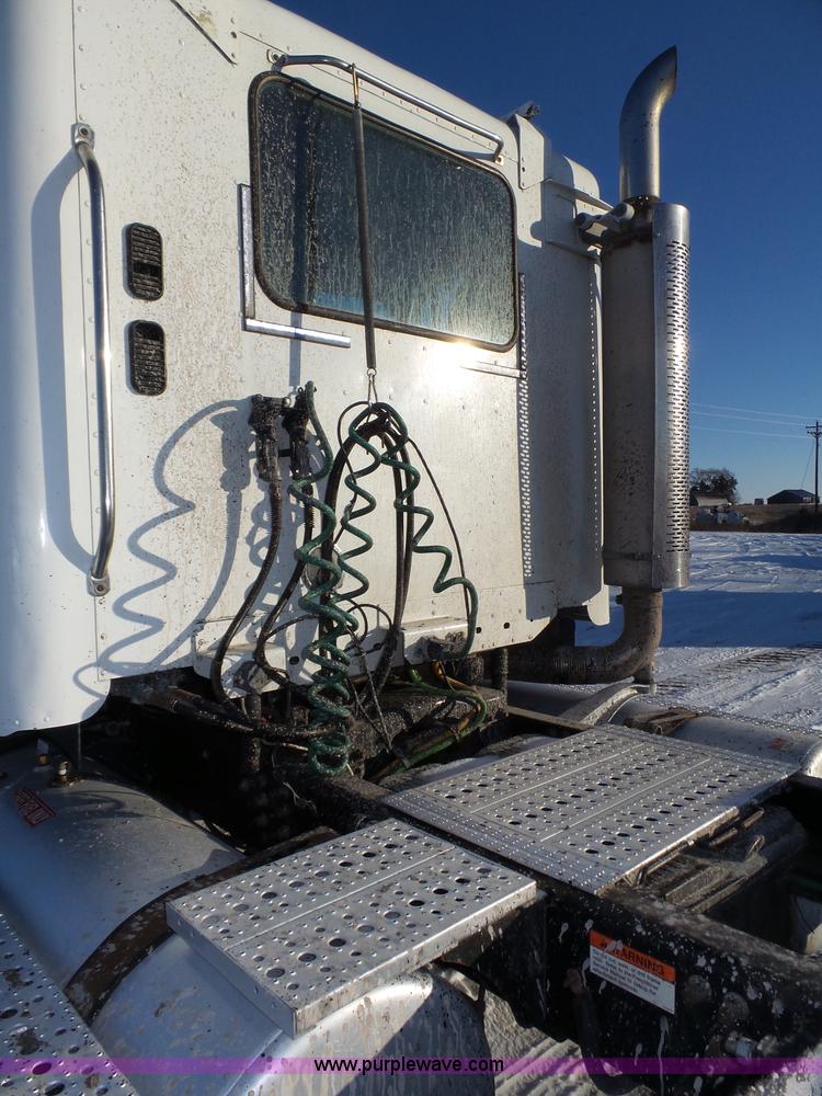 image for item J8798 2005 Freightliner Columbia semi truck