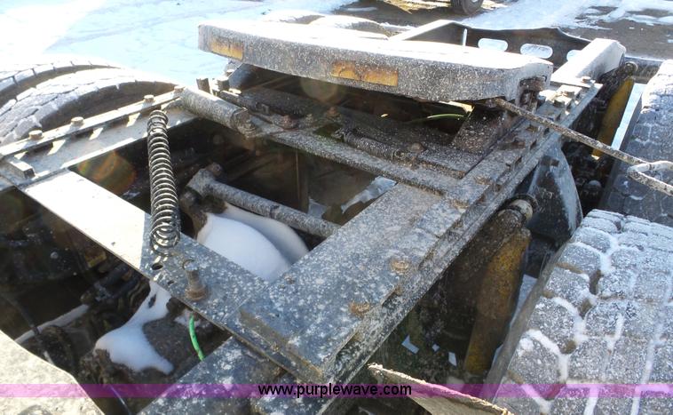 image for item J8798 2005 Freightliner Columbia semi truck