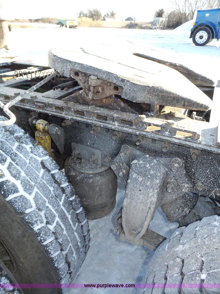 image for item J8798 2005 Freightliner Columbia semi truck