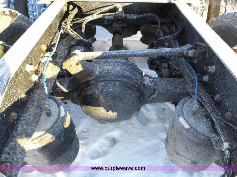 image for item J8798 2005 Freightliner Columbia semi truck