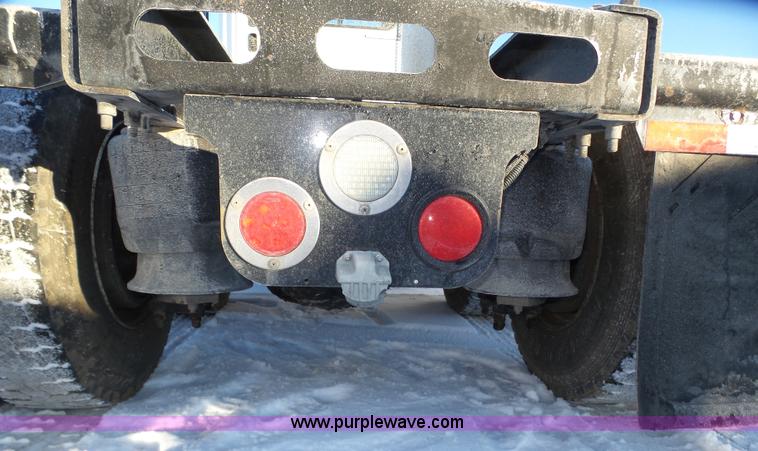 image for item J8798 2005 Freightliner Columbia semi truck