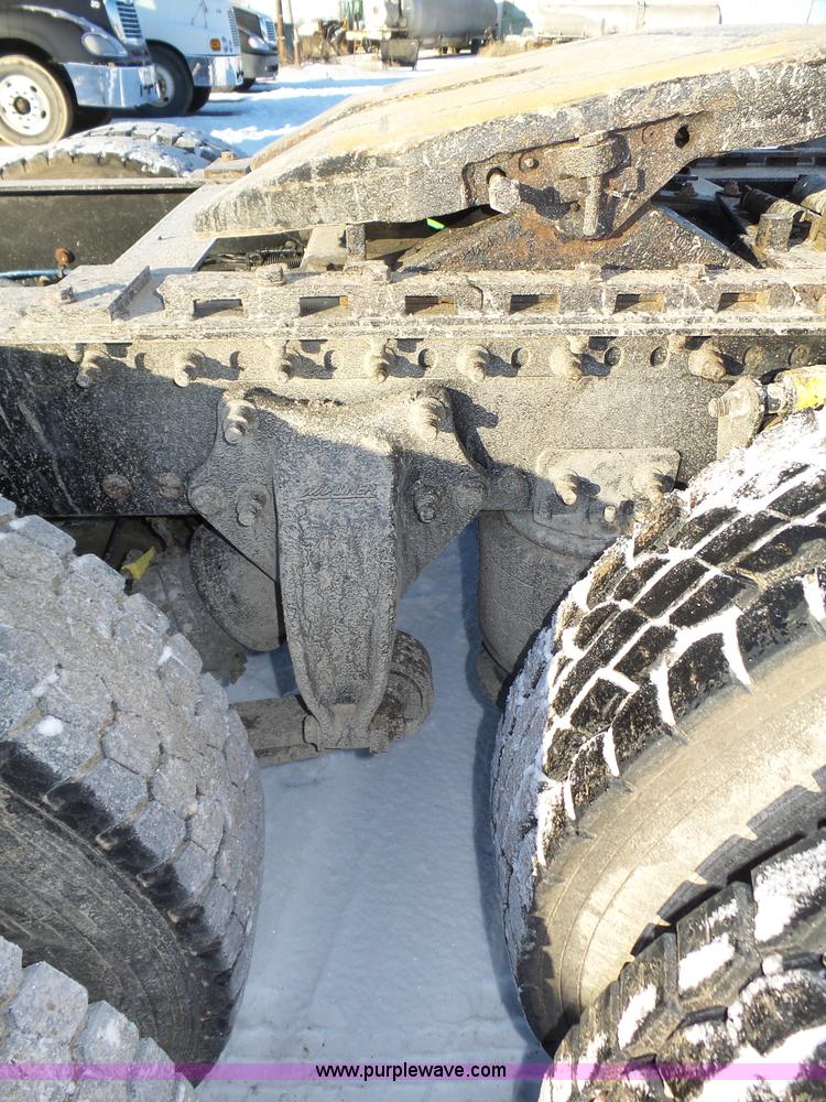 image for item J8798 2005 Freightliner Columbia semi truck