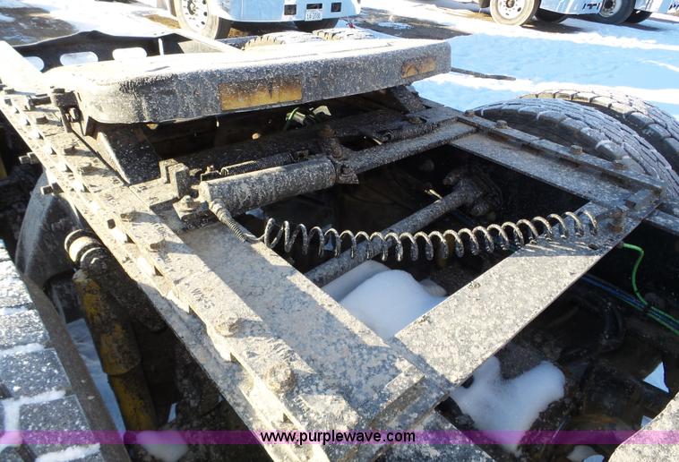 image for item J8798 2005 Freightliner Columbia semi truck