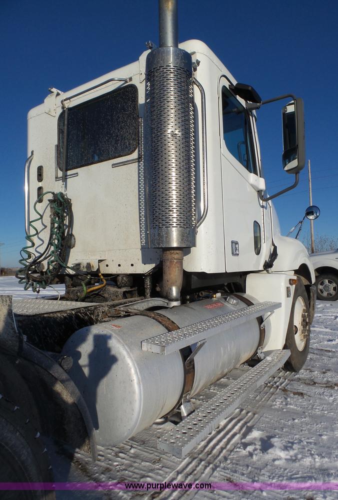 image for item J8798 2005 Freightliner Columbia semi truck