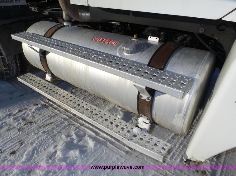 image for item J8798 2005 Freightliner Columbia semi truck