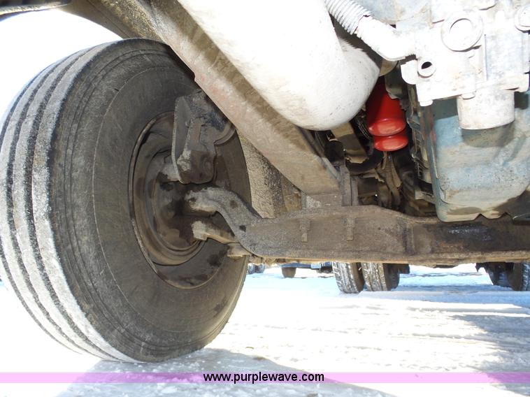 image for item J8798 2005 Freightliner Columbia semi truck