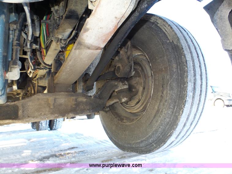 image for item J8798 2005 Freightliner Columbia semi truck