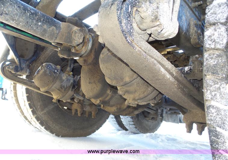 image for item J8798 2005 Freightliner Columbia semi truck