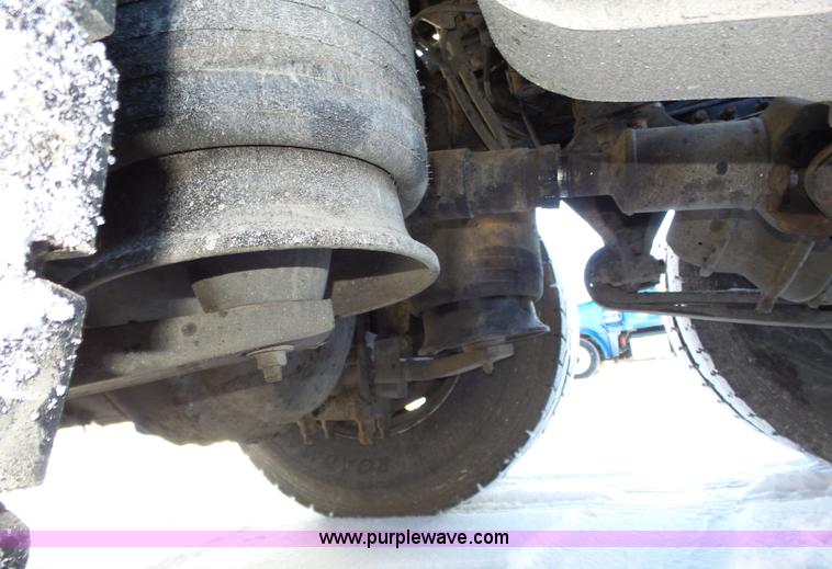 image for item J8798 2005 Freightliner Columbia semi truck