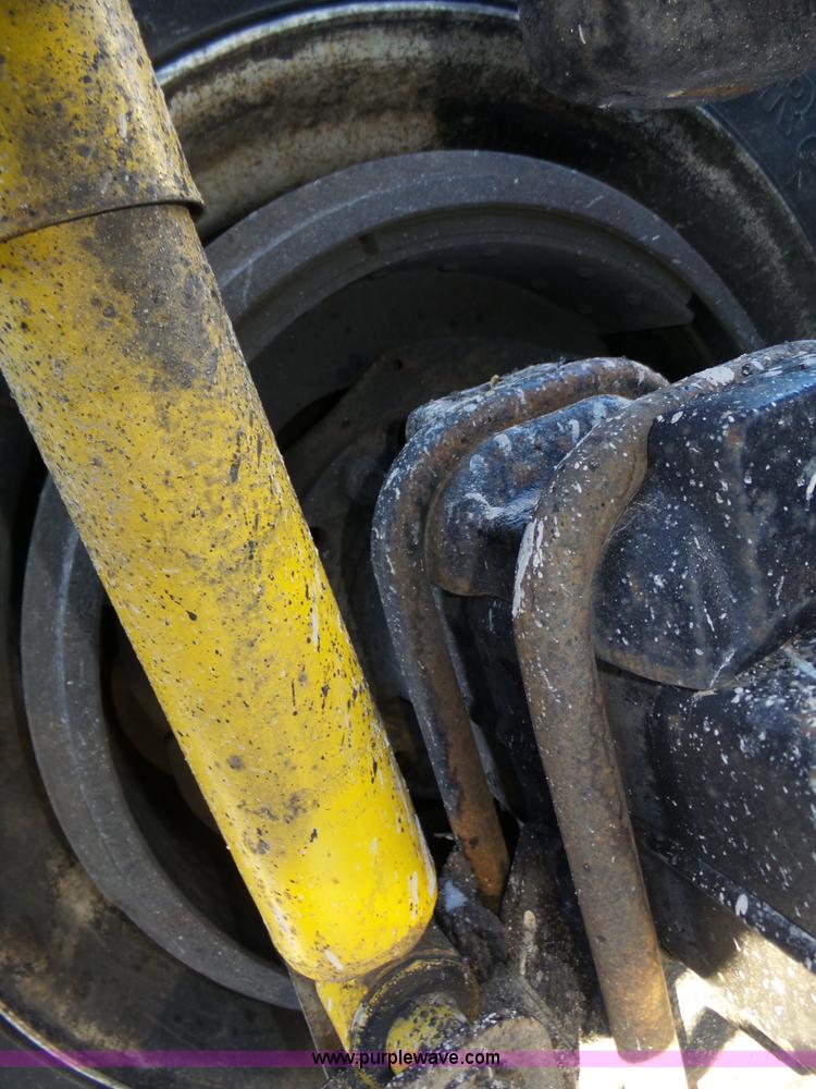 image for item J8798 2005 Freightliner Columbia semi truck