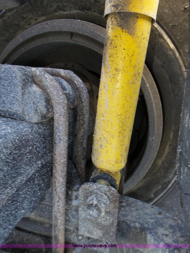 image for item J8798 2005 Freightliner Columbia semi truck