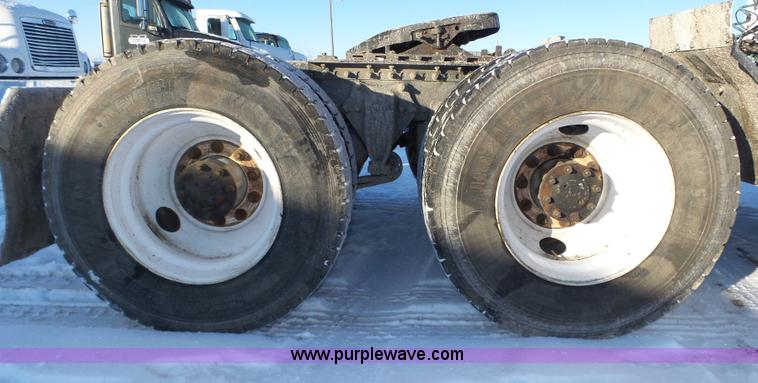 image for item J8798 2005 Freightliner Columbia semi truck