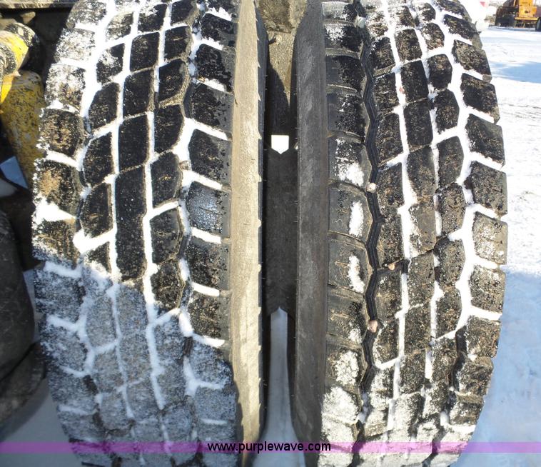 image for item J8798 2005 Freightliner Columbia semi truck