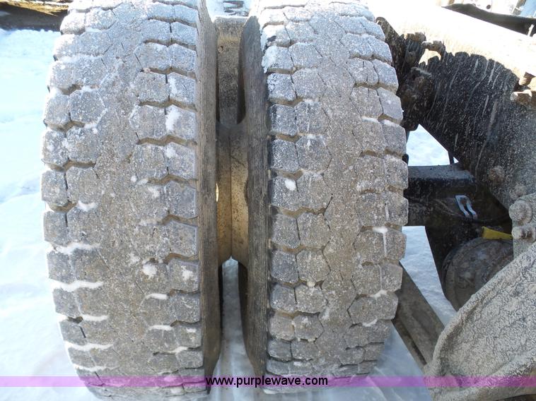 image for item J8798 2005 Freightliner Columbia semi truck