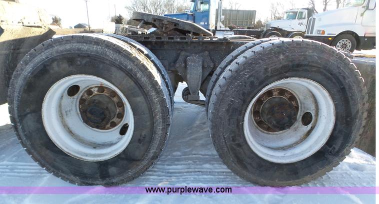 image for item J8798 2005 Freightliner Columbia semi truck