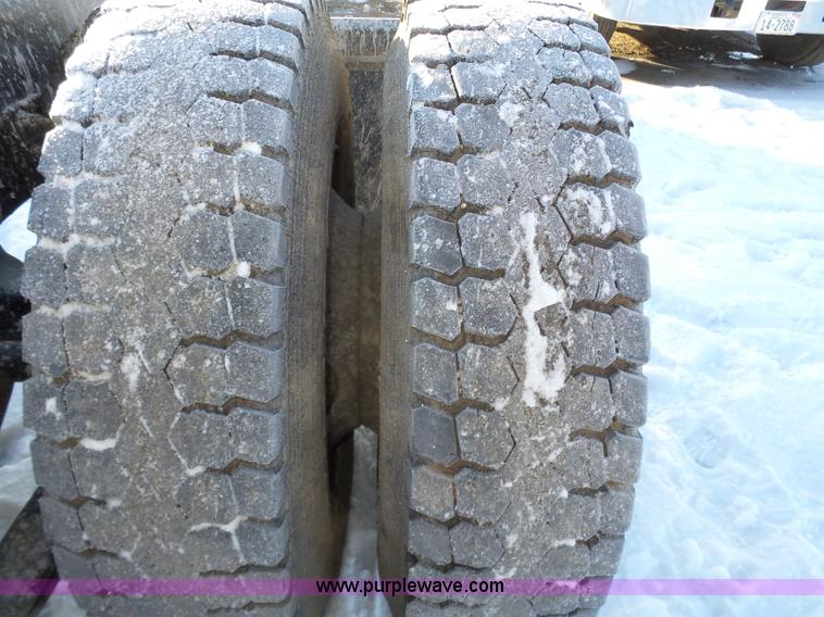 image for item J8798 2005 Freightliner Columbia semi truck