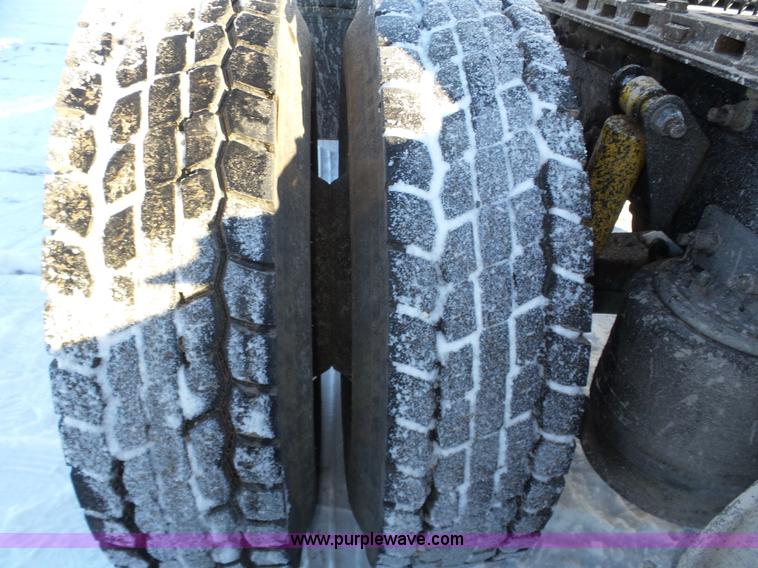 image for item J8798 2005 Freightliner Columbia semi truck