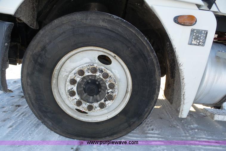 image for item J8798 2005 Freightliner Columbia semi truck