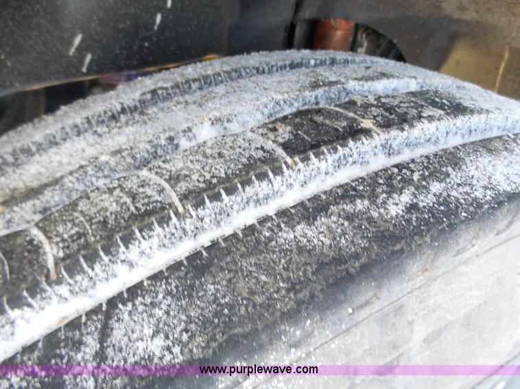 image for item J8798 2005 Freightliner Columbia semi truck