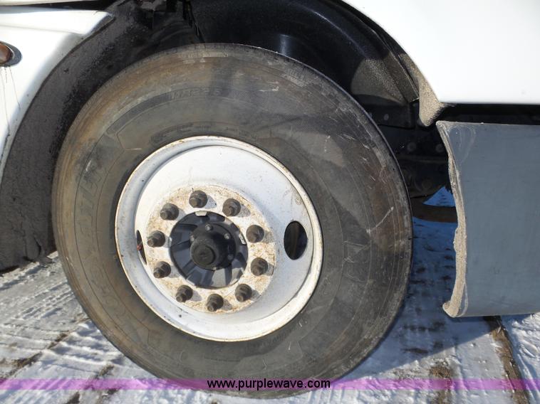 image for item J8798 2005 Freightliner Columbia semi truck