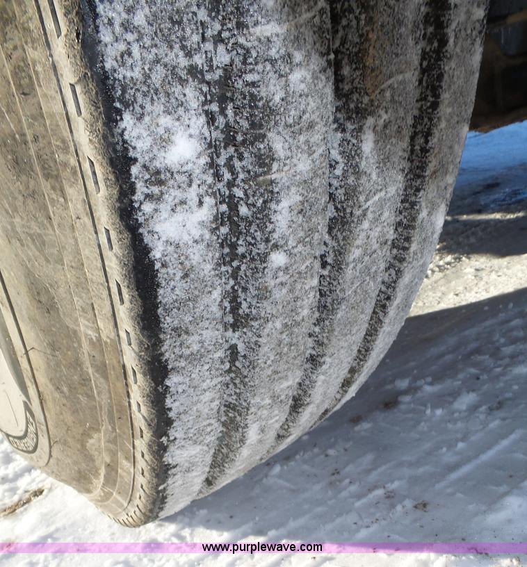 image for item J8798 2005 Freightliner Columbia semi truck