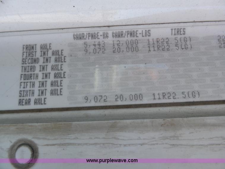 image for item J8798 2005 Freightliner Columbia semi truck