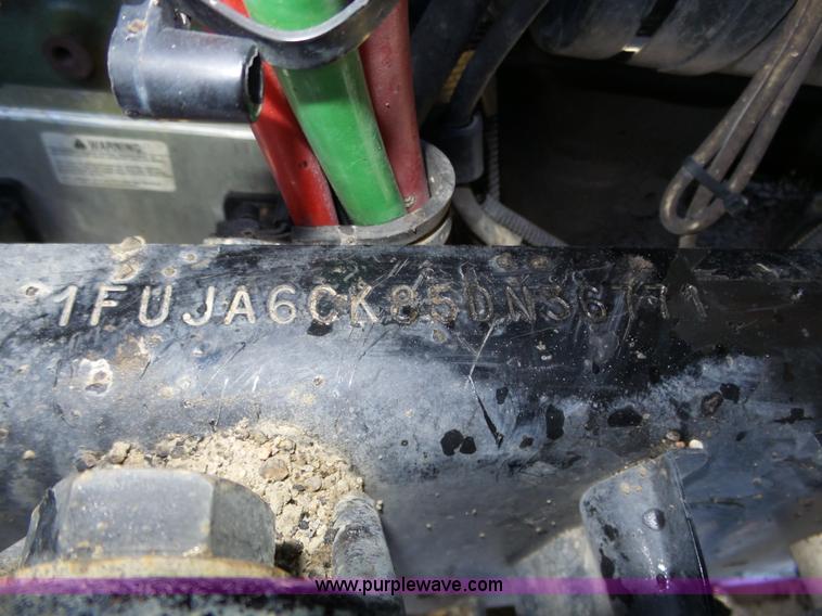 image for item J8798 2005 Freightliner Columbia semi truck