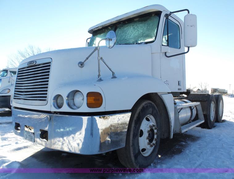 image for item J8799 2000 Freightliner Century Class semi truck