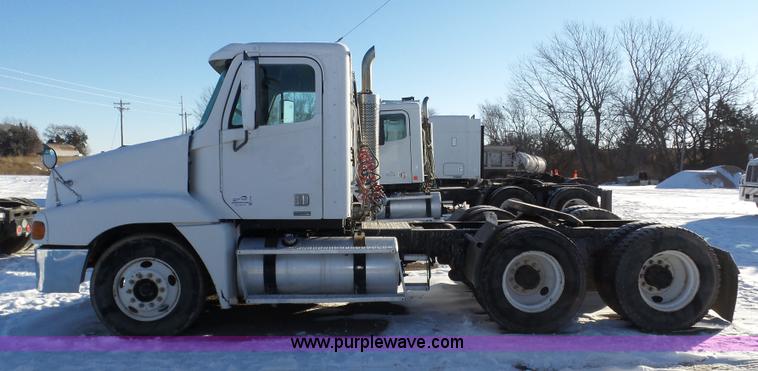 image for item J8799 2000 Freightliner Century Class semi truck