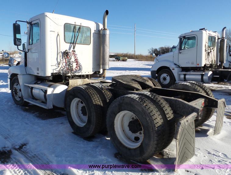 image for item J8799 2000 Freightliner Century Class semi truck