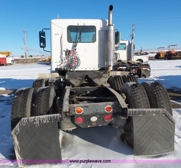 image for item J8799 2000 Freightliner Century Class semi truck