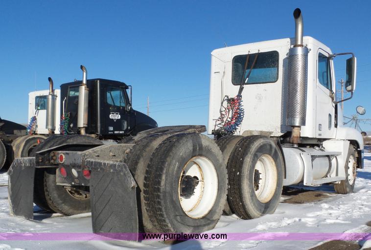 image for item J8799 2000 Freightliner Century Class semi truck