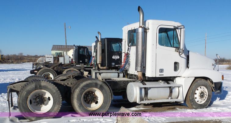 image for item J8799 2000 Freightliner Century Class semi truck