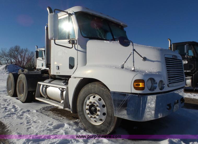 image for item J8799 2000 Freightliner Century Class semi truck