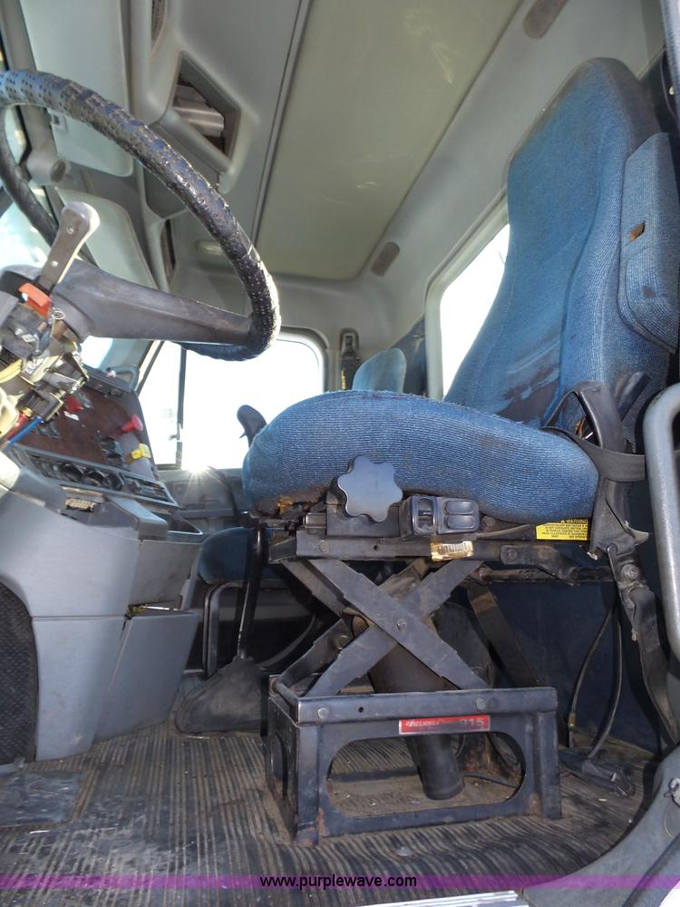 image for item J8799 2000 Freightliner Century Class semi truck