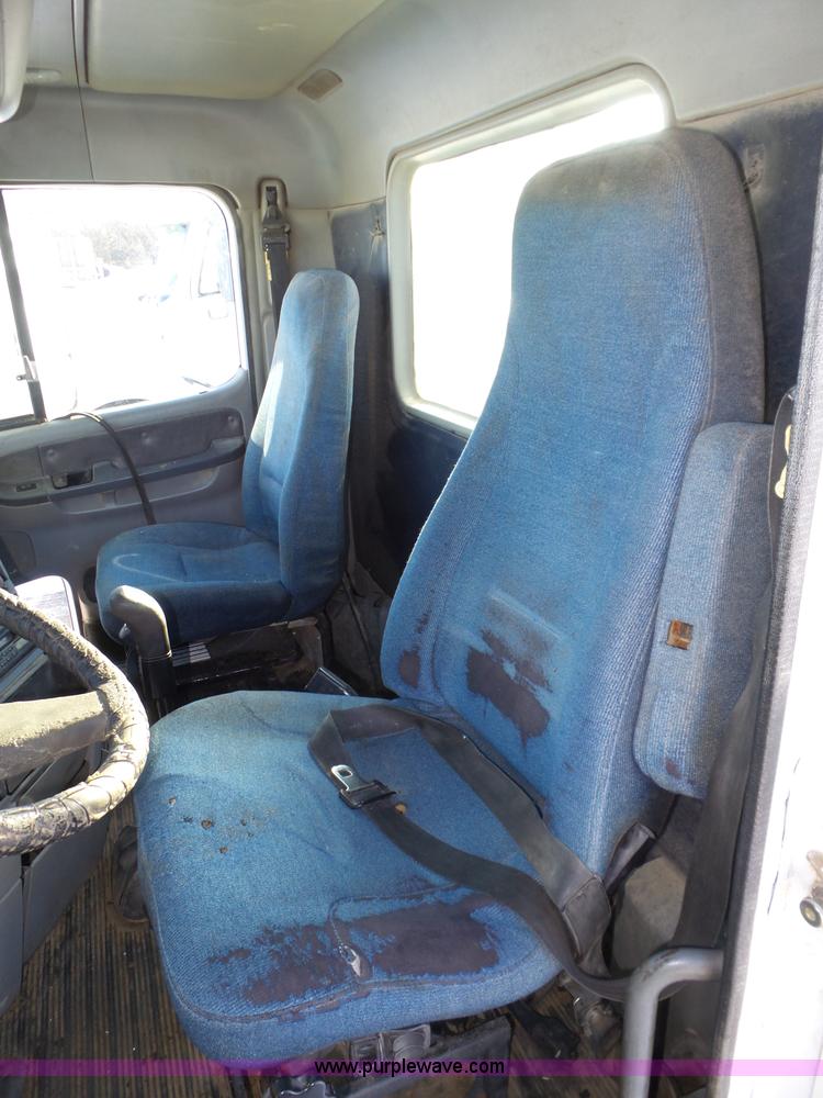 image for item J8799 2000 Freightliner Century Class semi truck